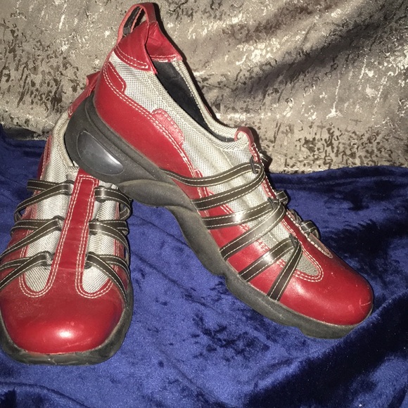 Earthly - Picture 2 of 5